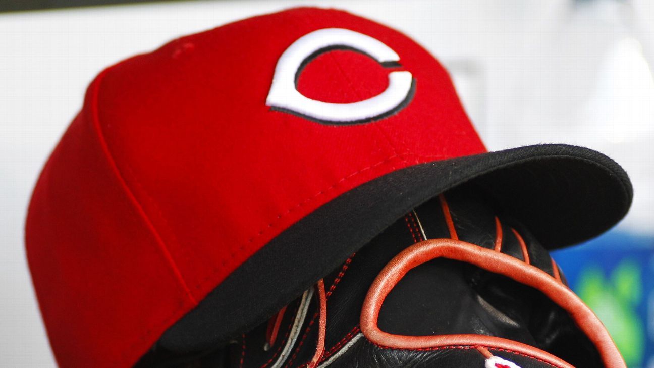 Reds right fielder Jake Fraley exits game after being hit by pitch