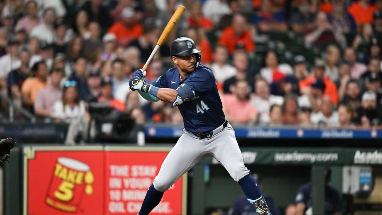 Mariners star Julio Rodriguez shows off glow-in-the-dark bat
