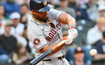 Back with Astros, Jose Abreu has RBI single in loss to Mariners
