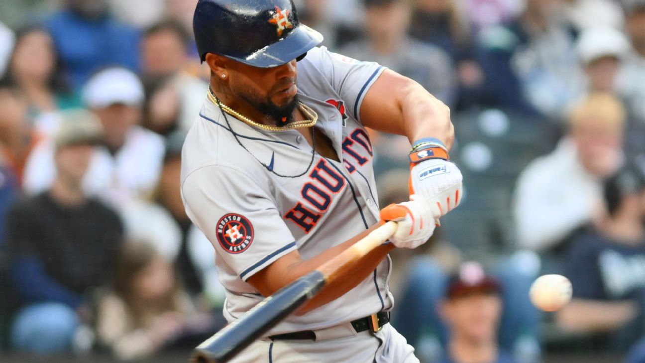 Back with Astros, Jose Abreu has RBI single in loss to Mariners
