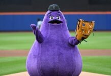Mets begin winning streak after Grimace throws first pitch