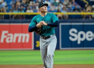 Mariners starter Bryan Woo leaves with hamstring tightness
