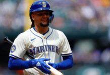 Mariners RHP Luis Castillo steps in as hitter after Mitch Garver injured