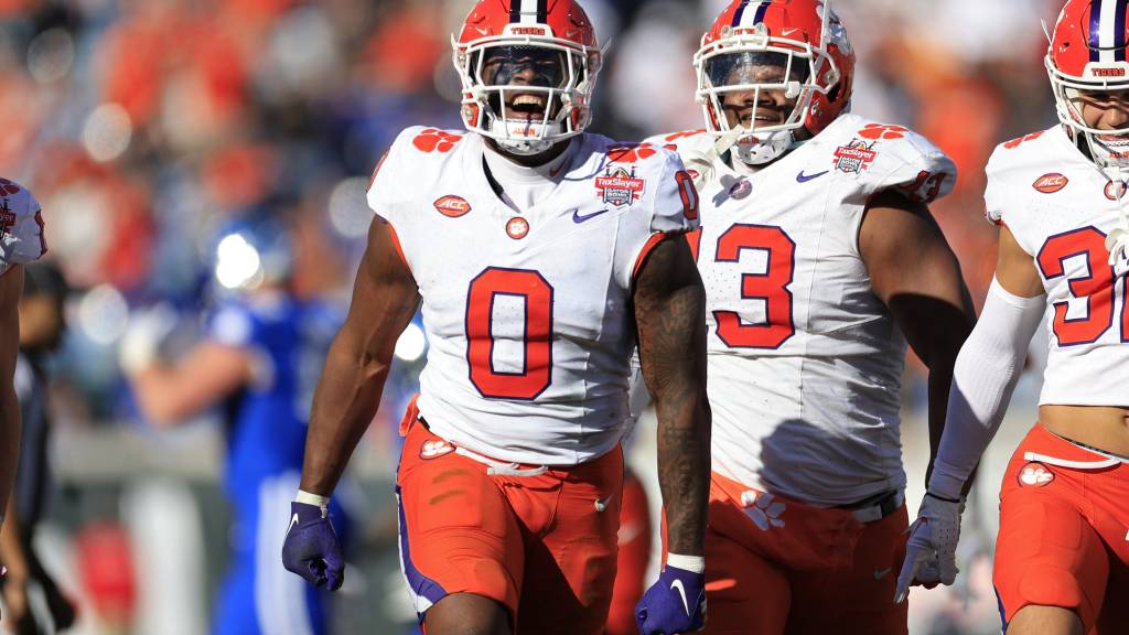 Clemson’s Barrett Carter ranked No. 5 linebacker entering 2024 season