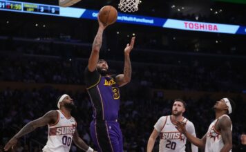 Anthony Davis stays hot, scores 35 as Lakers improve to 2-0
