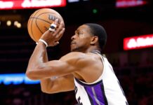 Kings’ De’Aaron Fox playing through injury to shooting hand