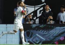 Neymar shushes critics after first goals in Santos return