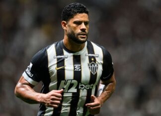 Hulk one of 23 players sent off in mass brawl in Brazil final