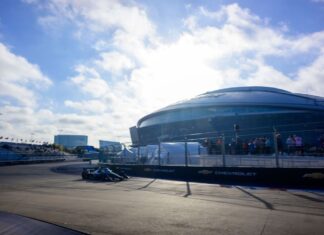 Red flag at IndyCar practice as workers race down the Texas track