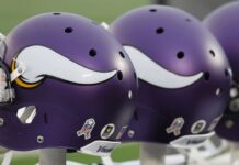 Vikings add OT depth, sign Ryan Van Demark to one-year deal