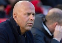 Jamie Carragher sees “big shift” in Arne Slot future: “Once you lose that crowd…”