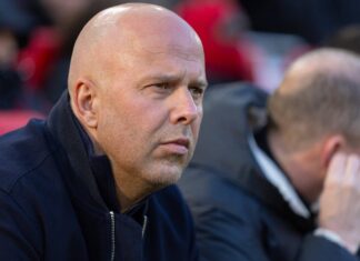 Jamie Carragher sees “big shift” in Arne Slot future: “Once you lose that crowd…”