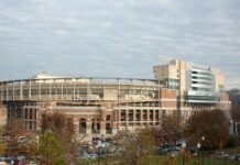Texas beats Tennessee 20-17 at Neyland Neyland Stadium in Knoxville